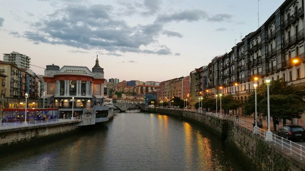 anochece-en-bilbao-mercado-de-la-ribera-y-bilbao-la-vieja-1024x576