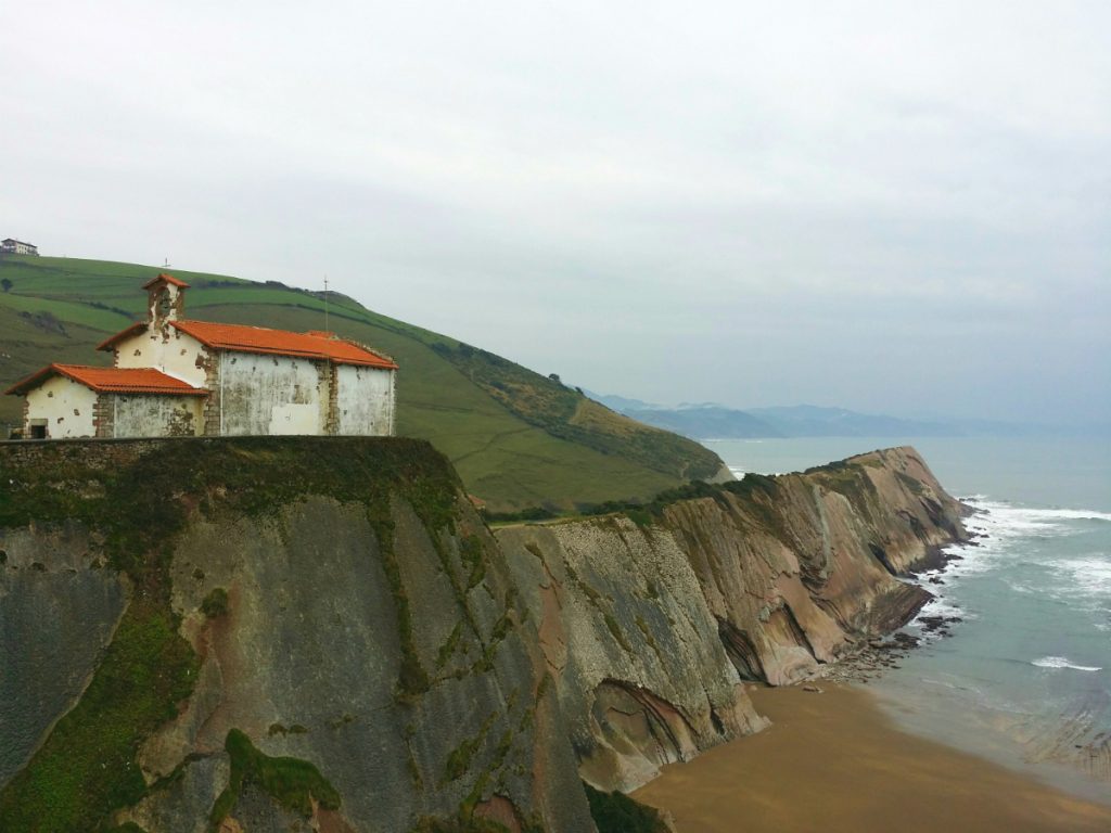 Costa de Zumaia y la ermita de San Telmo